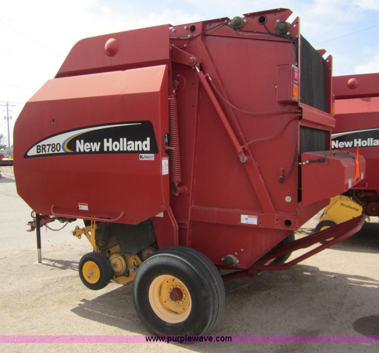 image for item 3133 2004 New Holland BR780 round baler