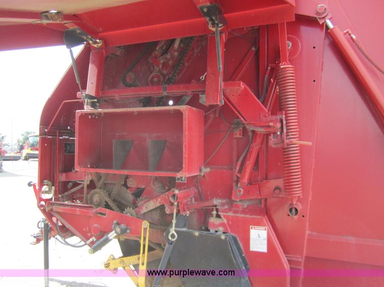 image for item 3133 2004 New Holland BR780 round baler