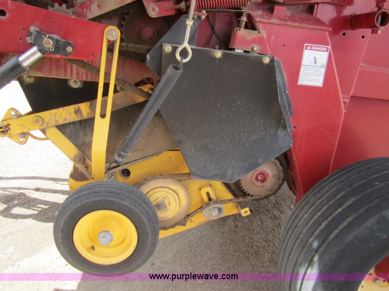 image for item 3133 2004 New Holland BR780 round baler