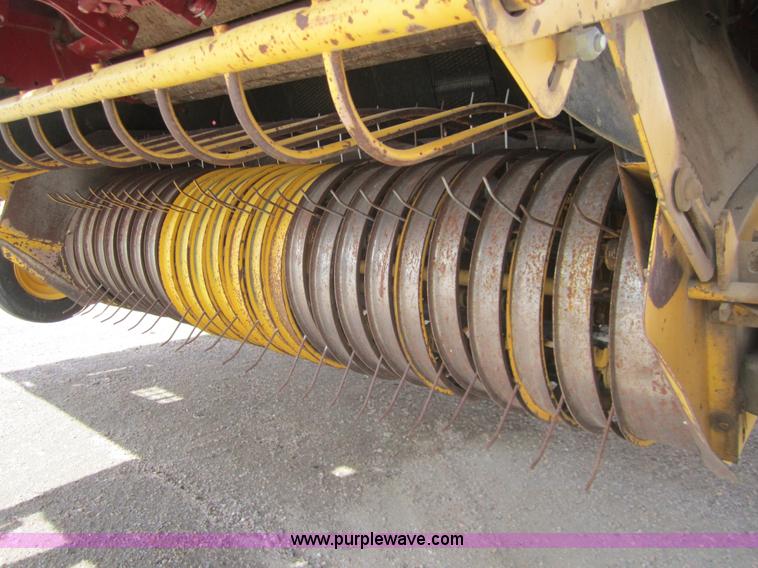 image for item 3133 2004 New Holland BR780 round baler