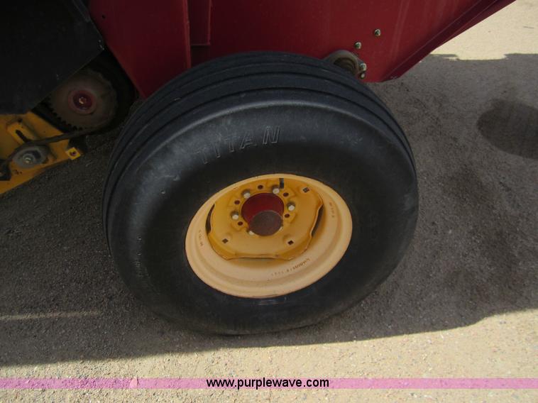 image for item 3133 2004 New Holland BR780 round baler