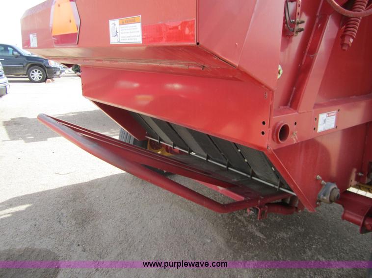 image for item 3133 2004 New Holland BR780 round baler