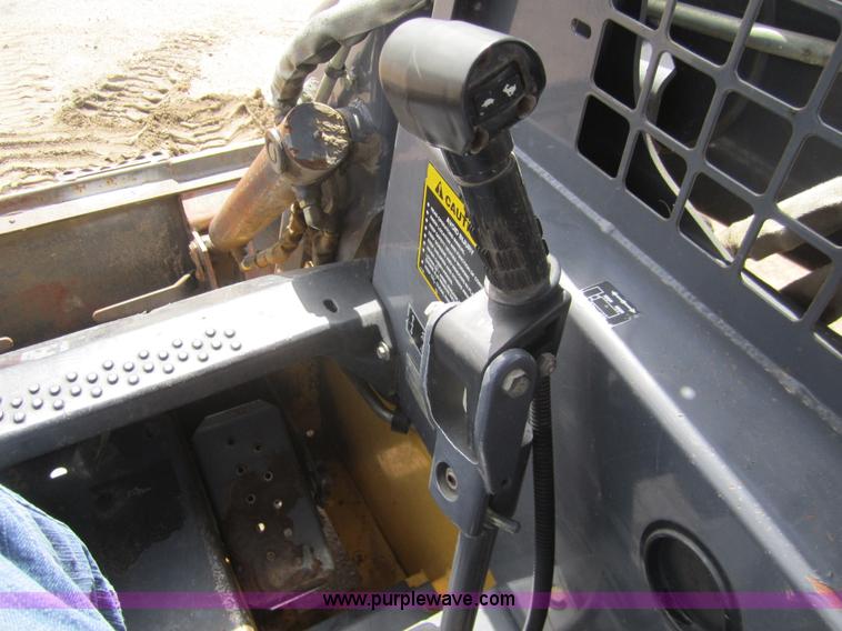 image for item 3134 2003 New Holland LS180 skid steer