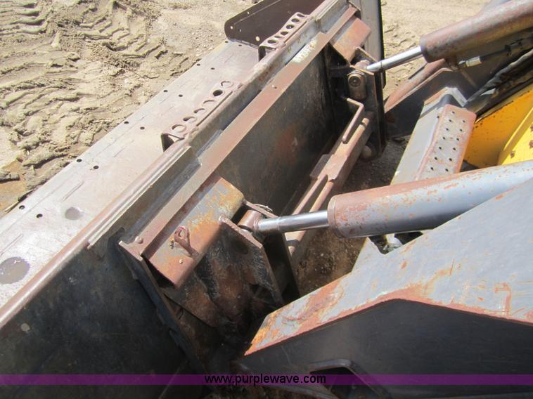 image for item 3134 2003 New Holland LS180 skid steer