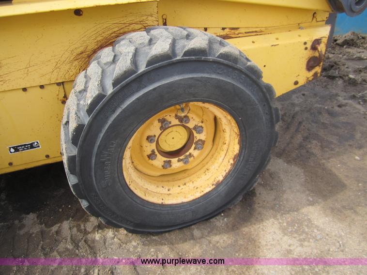 image for item 3134 2003 New Holland LS180 skid steer