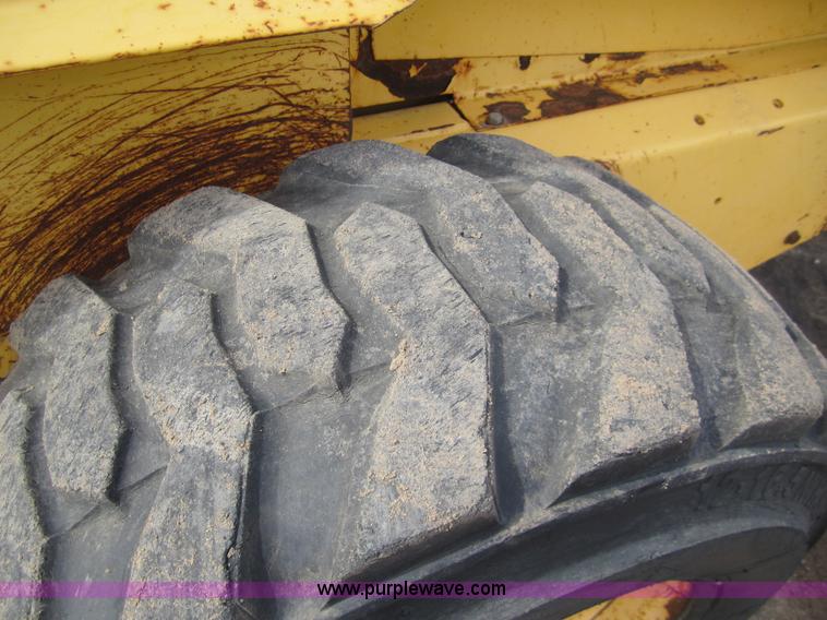 image for item 3134 2003 New Holland LS180 skid steer