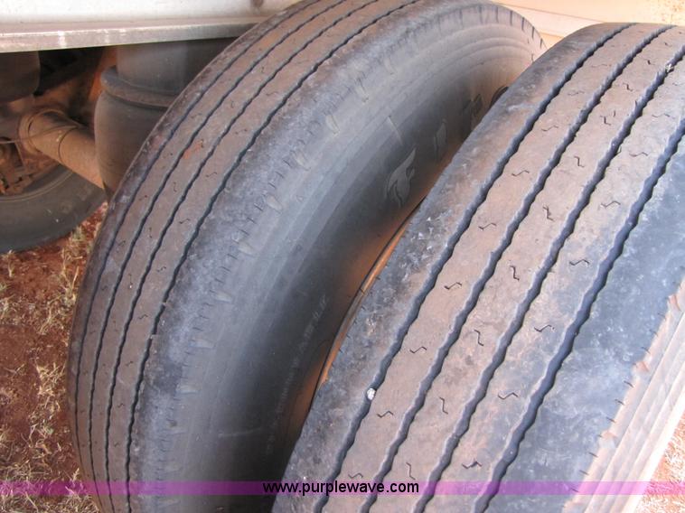 image for item 3440 2000 Wilson 43' aluminum grain trailer