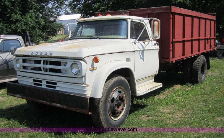 image for item 3784 1973 Dodge D800 two-ton dump truck