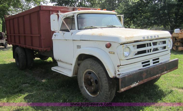 image for item 3784 1973 Dodge D800 two-ton dump truck