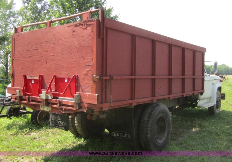 image for item 3784 1973 Dodge D800 two-ton dump truck