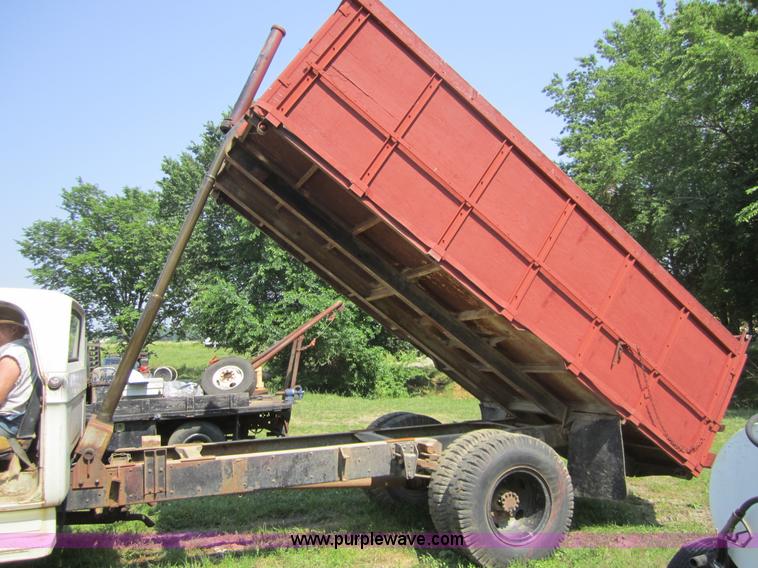 image for item 3784 1973 Dodge D800 two-ton dump truck