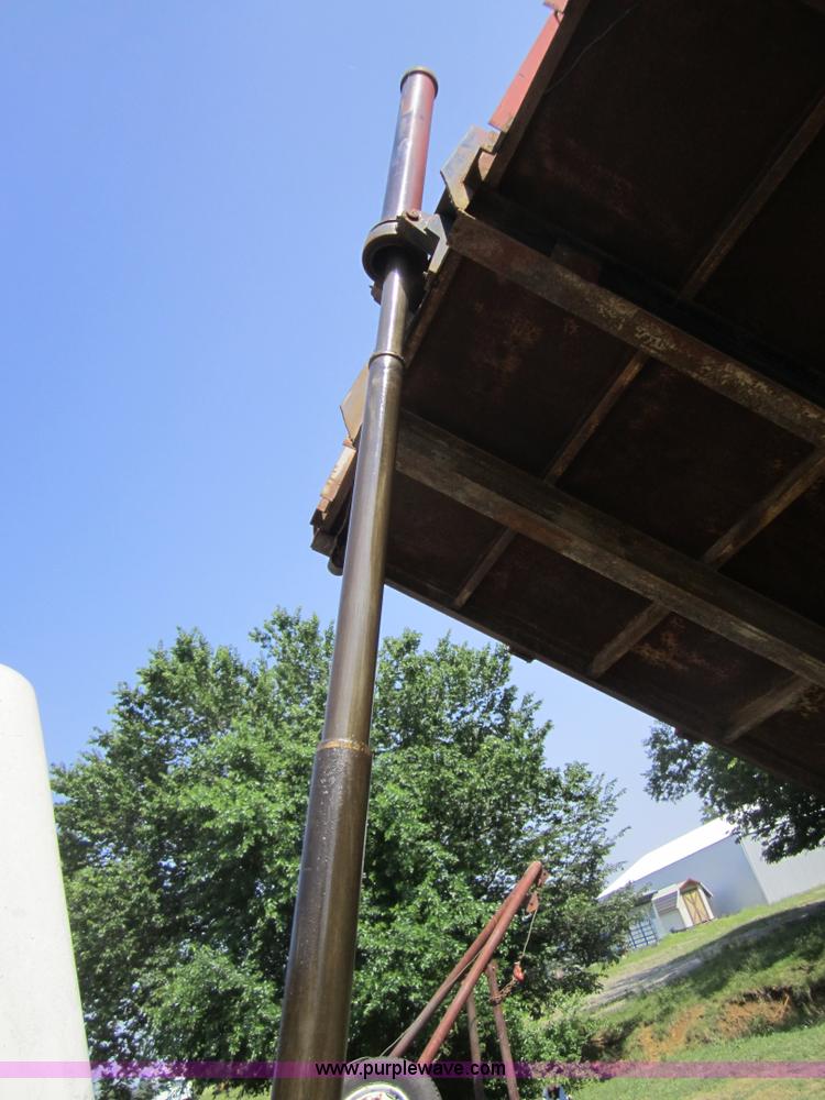 image for item 3784 1973 Dodge D800 two-ton dump truck