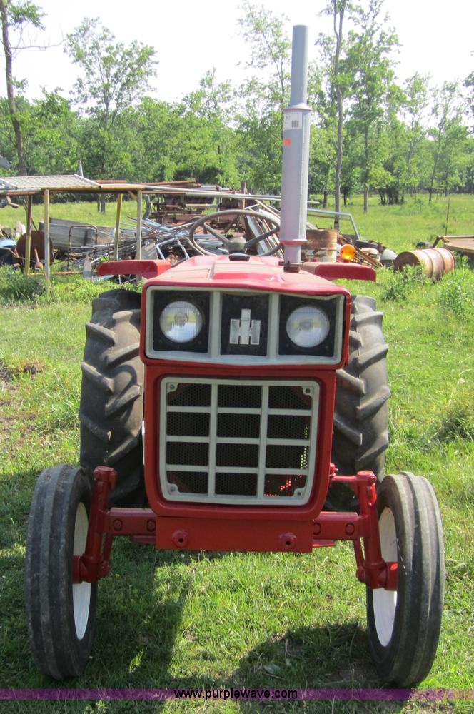 image for item 3787 International 284 tractor