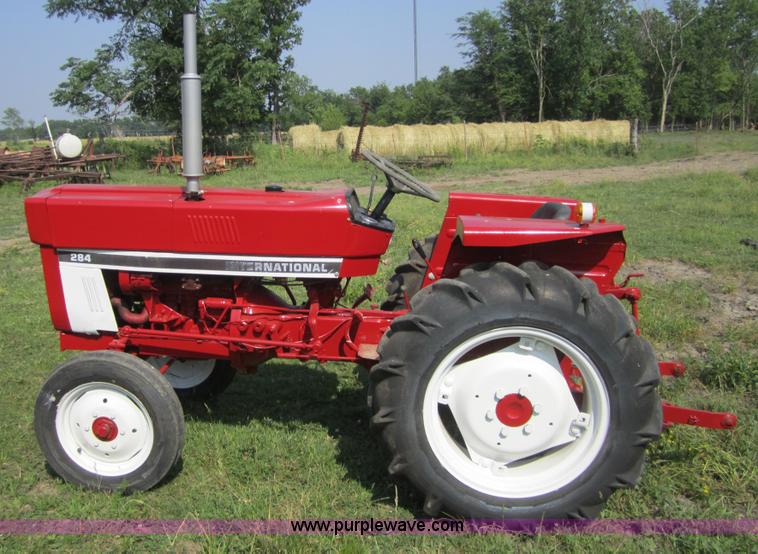 image for item 3787 International 284 tractor