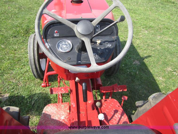 image for item 3787 International 284 tractor