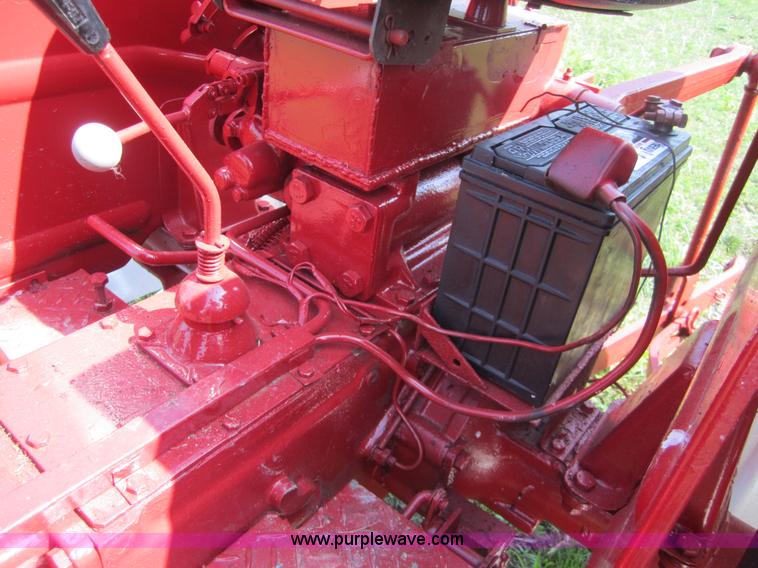 image for item 3787 International 284 tractor