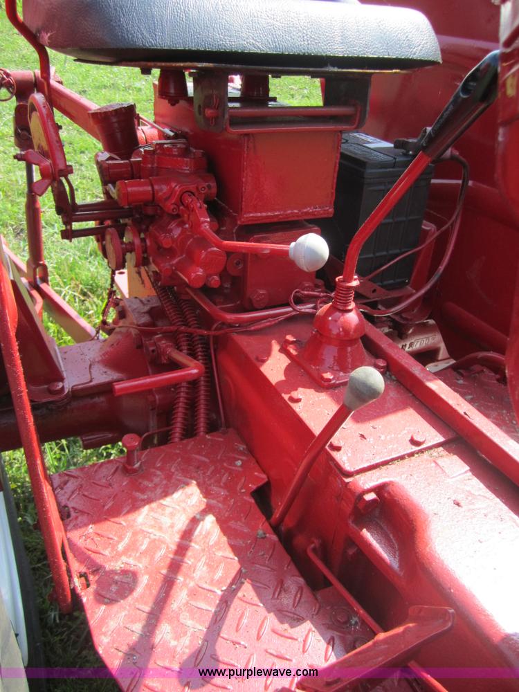 image for item 3787 International 284 tractor