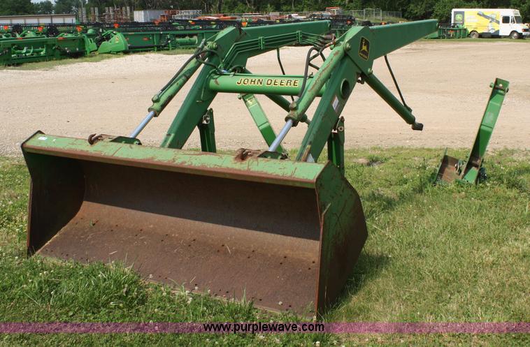 image for item 4713 John Deere 725 loader with mounting brackets