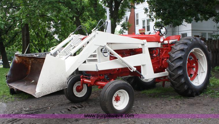 image for item 5075 International Farmall 560 tractor with loader