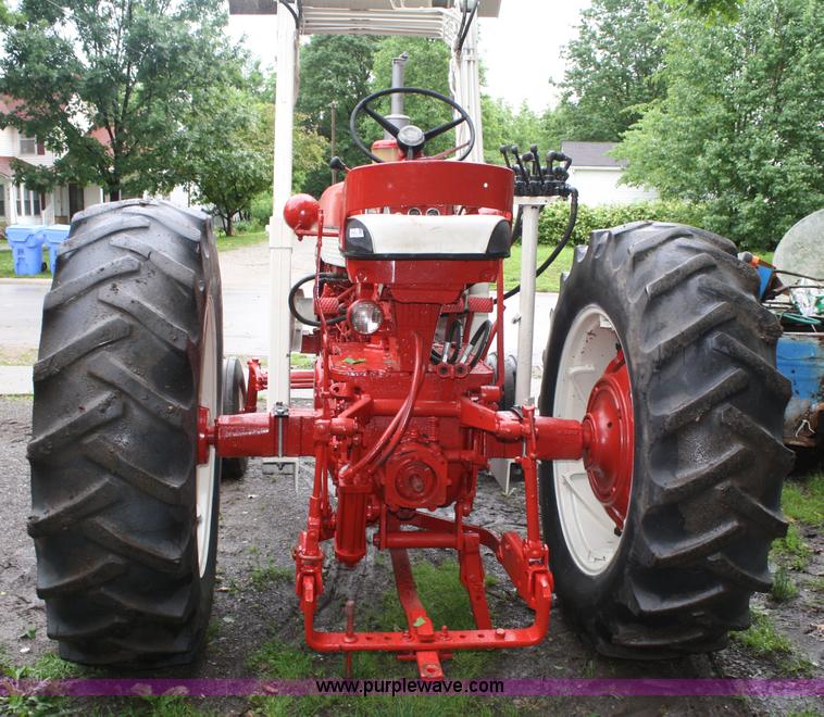 image for item 5075 International Farmall 560 tractor with loader