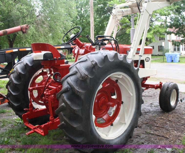 image for item 5075 International Farmall 560 tractor with loader
