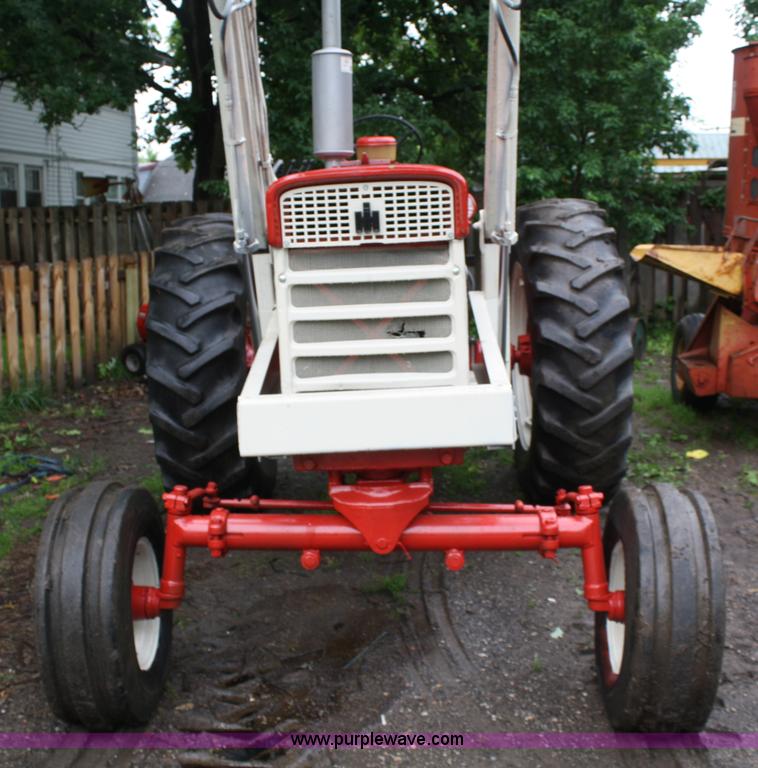 image for item 5075 International Farmall 560 tractor with loader