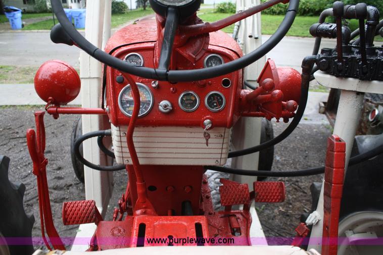 image for item 5075 International Farmall 560 tractor with loader