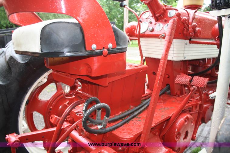 image for item 5075 International Farmall 560 tractor with loader