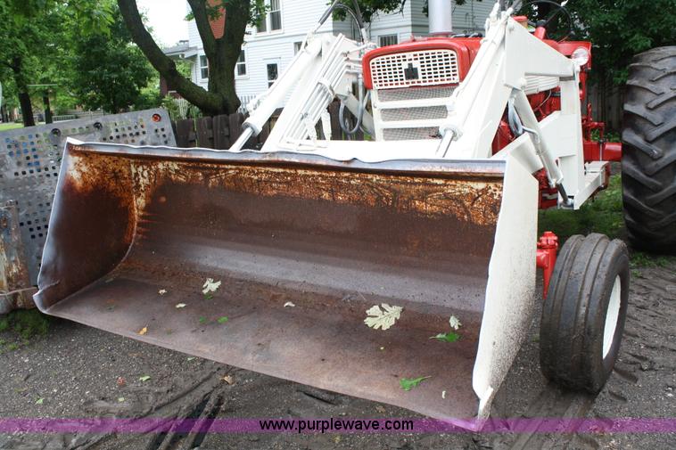 image for item 5075 International Farmall 560 tractor with loader