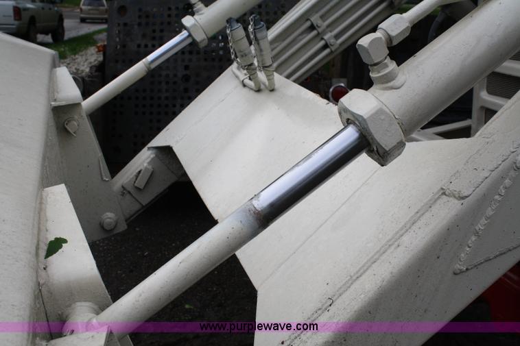 image for item 5075 International Farmall 560 tractor with loader