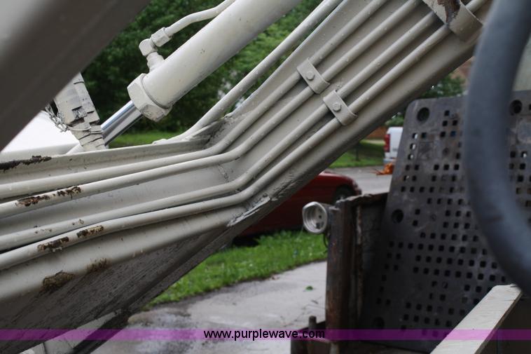 image for item 5075 International Farmall 560 tractor with loader