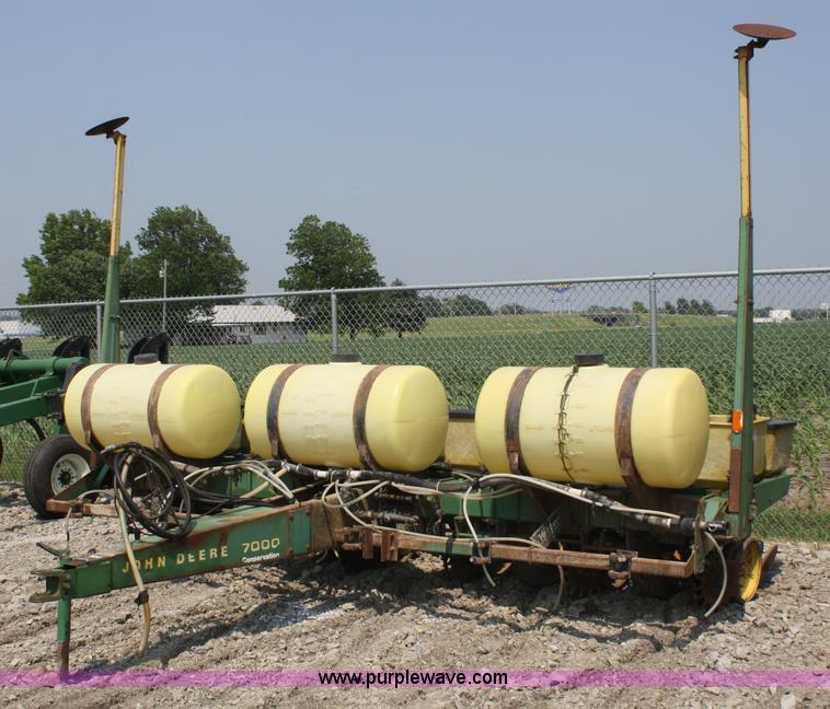 image for item 5090 John Deere 7000 six row planter