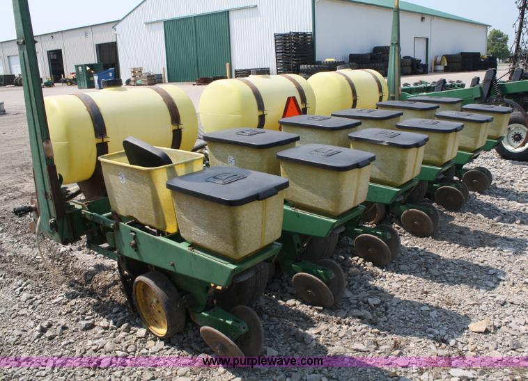 image for item 5090 John Deere 7000 six row planter