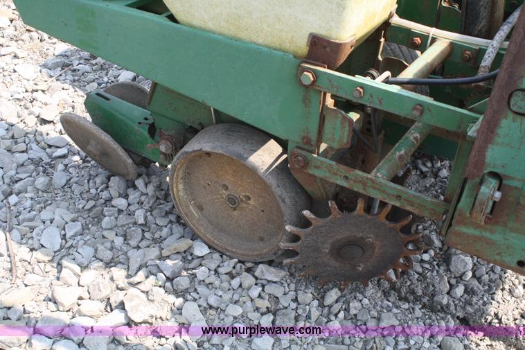 image for item 5090 John Deere 7000 six row planter