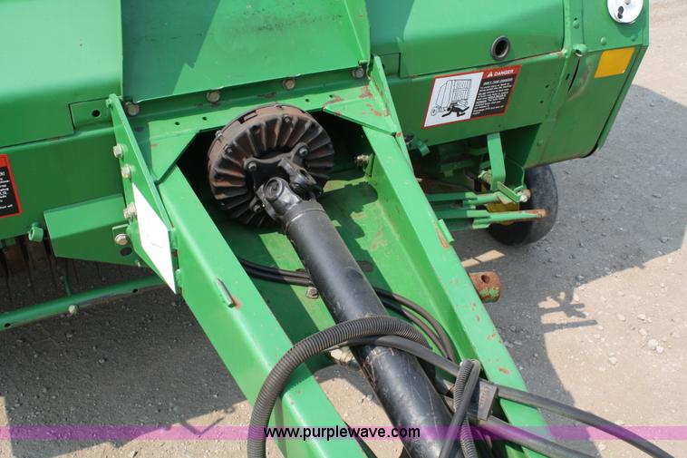 image for item 5112 1998 John Deere 566 round baler