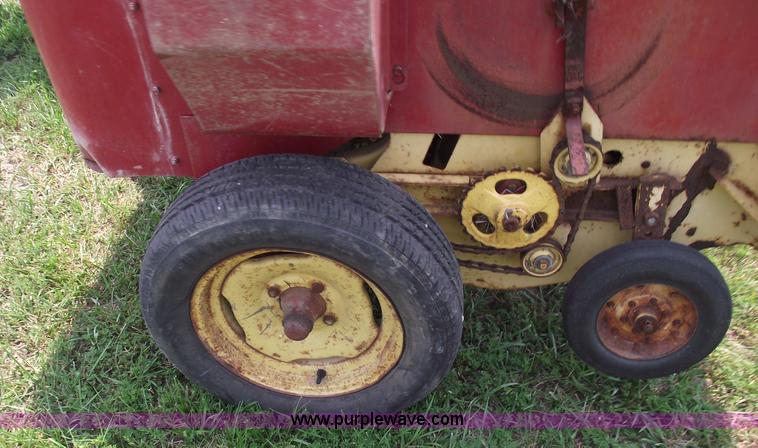 image for item 5399 New Holland 268 square baler