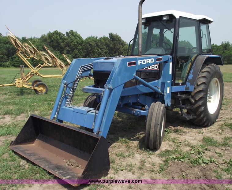 image for item 5402 1993 Ford 6640 tractor with loader
