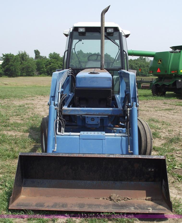 image for item 5402 1993 Ford 6640 tractor with loader