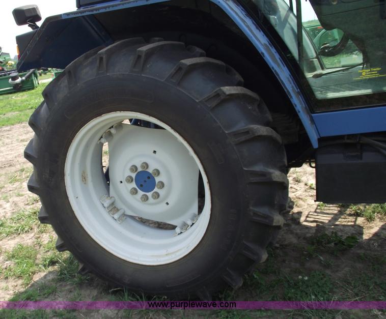 image for item 5402 1993 Ford 6640 tractor with loader