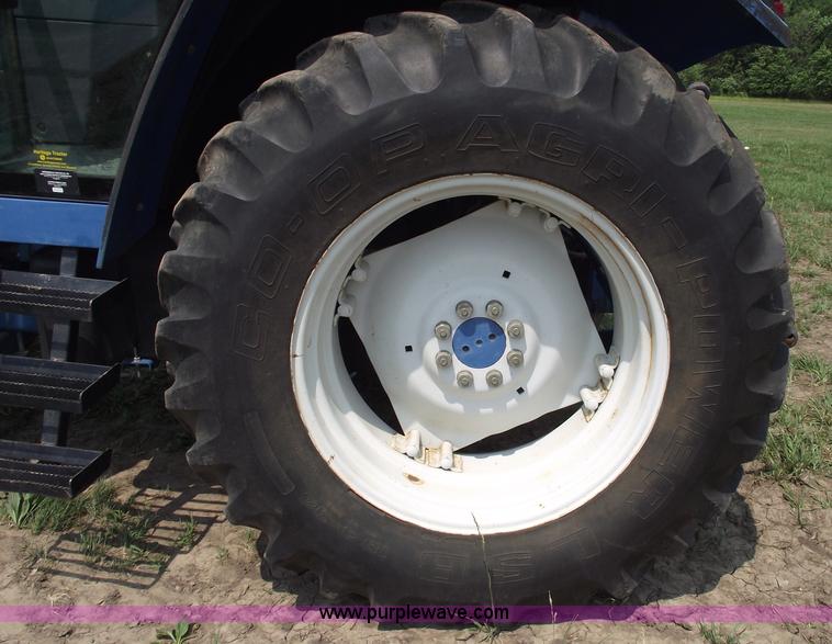 image for item 5402 1993 Ford 6640 tractor with loader