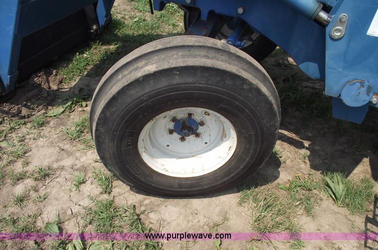 image for item 5402 1993 Ford 6640 tractor with loader