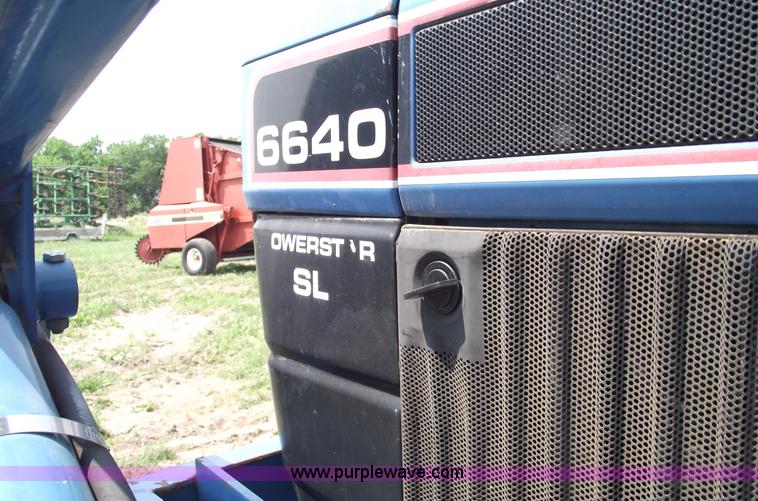 image for item 5402 1993 Ford 6640 tractor with loader