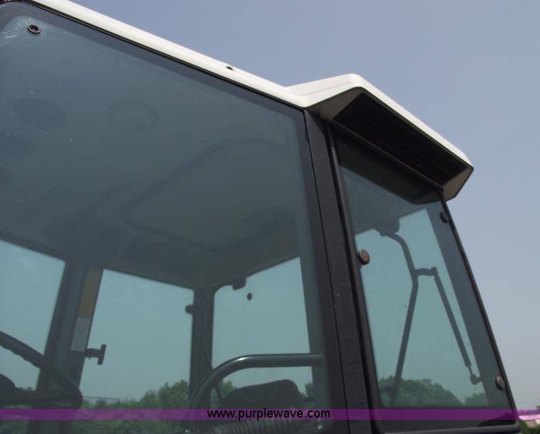 image for item 5402 1993 Ford 6640 tractor with loader