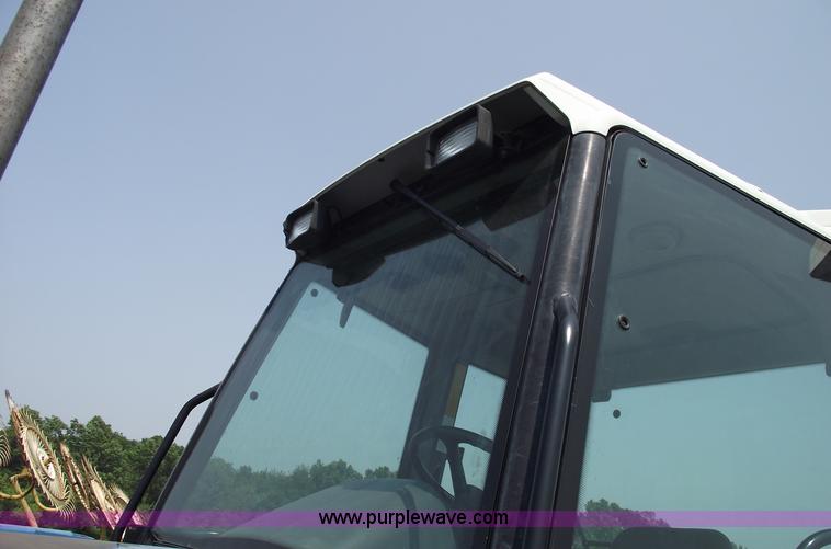 image for item 5402 1993 Ford 6640 tractor with loader