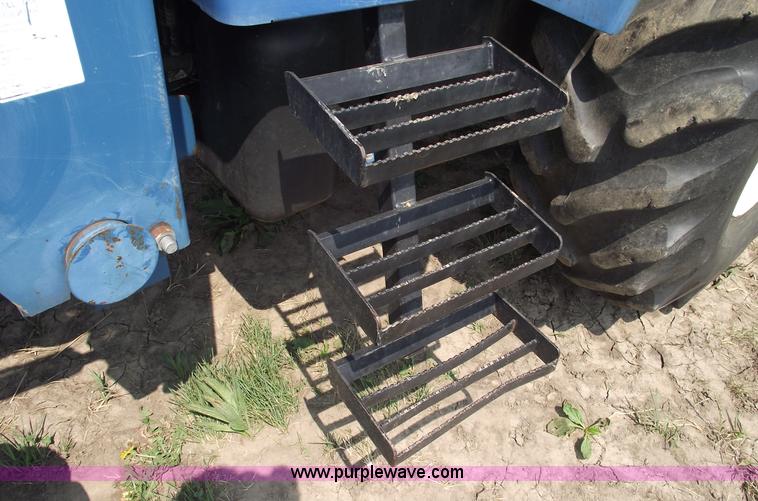 image for item 5402 1993 Ford 6640 tractor with loader