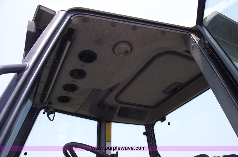 image for item 5402 1993 Ford 6640 tractor with loader