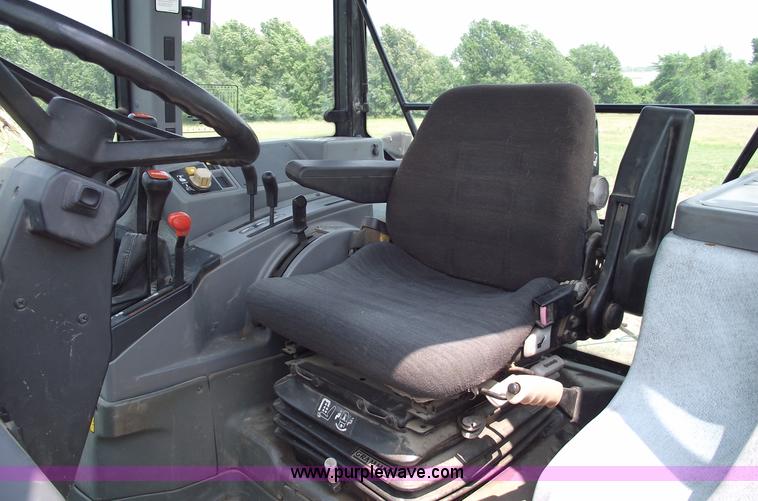 image for item 5402 1993 Ford 6640 tractor with loader