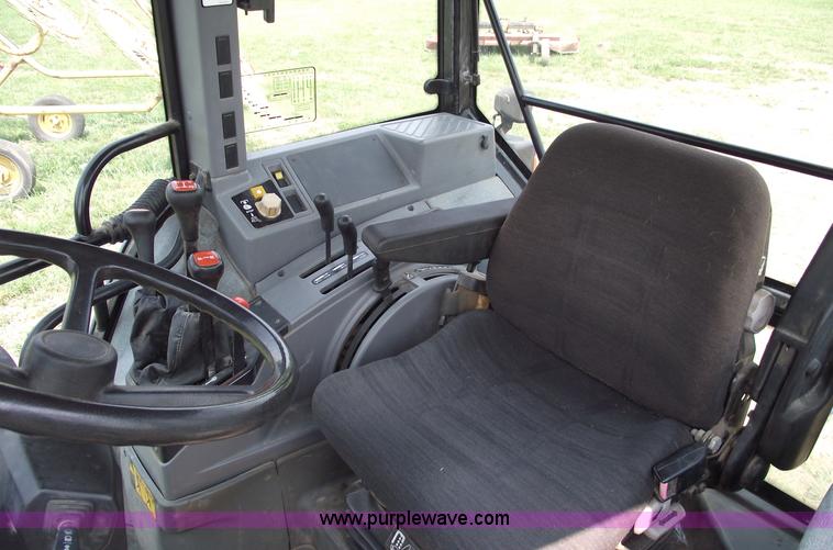 image for item 5402 1993 Ford 6640 tractor with loader