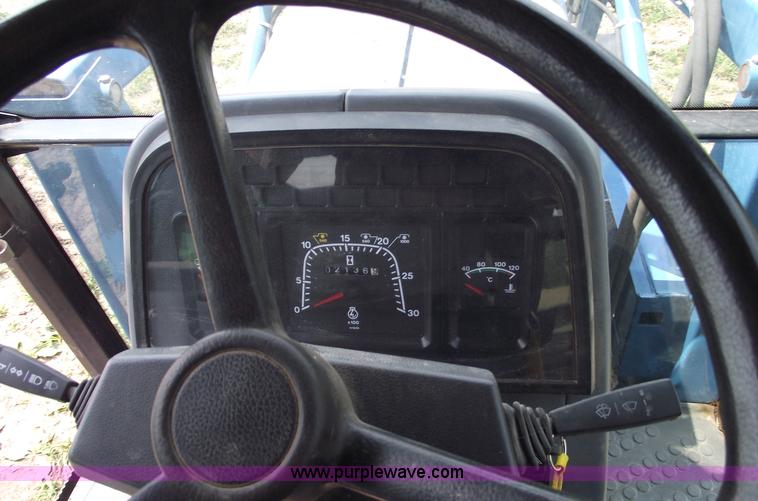 image for item 5402 1993 Ford 6640 tractor with loader