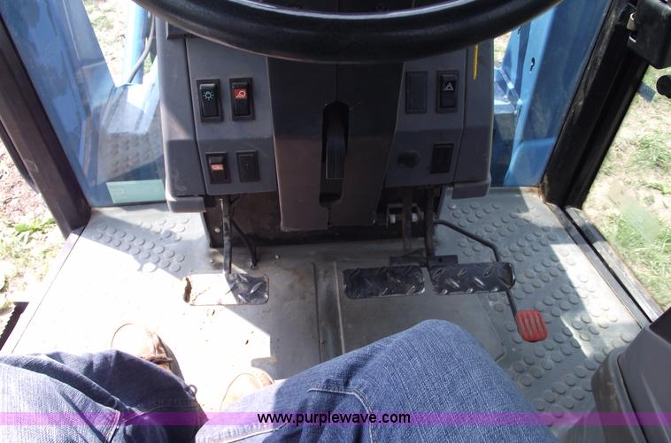 image for item 5402 1993 Ford 6640 tractor with loader